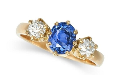 A CEYLON NO HEAT SAPPHIRE AND DIAMOND THREE STONE RING in yellow gold, set with an oval cut sapphire