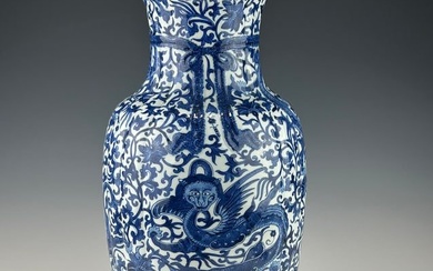 A CHINESE 19TH/20TH CENTURY BLUE AND WHITE PORCELAIN DRAGON VASE