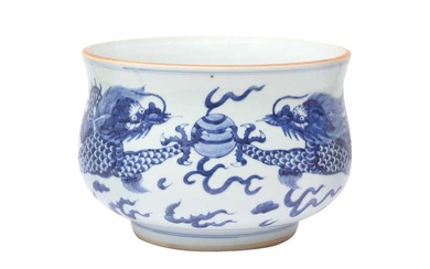 A CHINESE BLUE AND WHITE JARDINIÈRE 十九或二十世紀 青花雙龍爭珠紋花盆