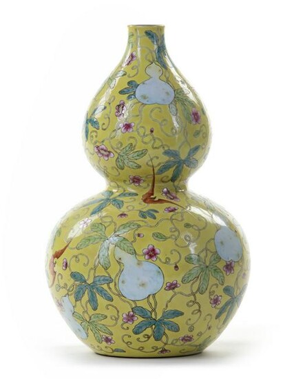 A CHINESE FAMILLE ROSE DOUBLE-GOURD VASE, CHINA