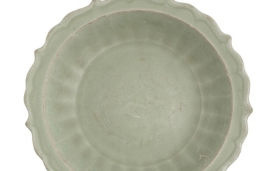 A CHINESE LONGQUAN CELADON BARBED FOLIATE RIM DISH Yuan (1279-1368) or early Ming Dynasty (1368-1644), 13th /14th Century