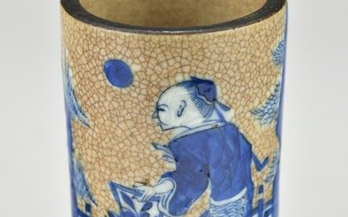 A CHINESE QING DYNASTY BLUE AND WHITE GE GLAZED PORCELAIN BRUSH POT