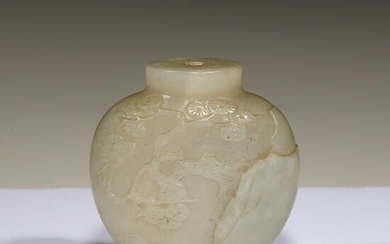 A Chinese greyish-white jade snuff bottle, Qing