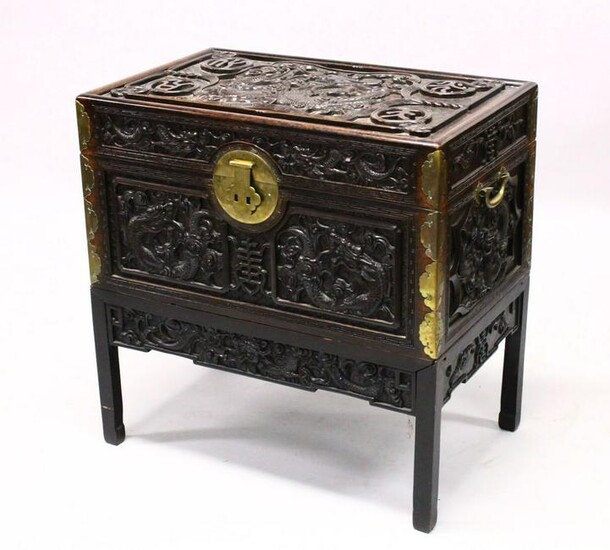 A GOOD 19TH CENTURY CHINESE CARVED HARDWOOD / HONGMU