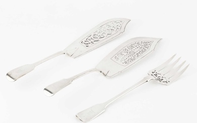 A George IV silver fiddle pattern fish slice, with pierce-decorated...