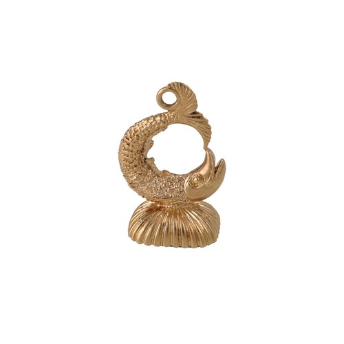 A HARDSTONE SEAL PENDANT, modelled as a fish in 9ct gold