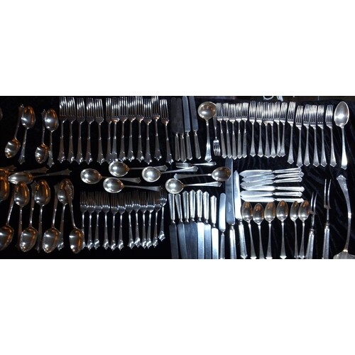 A LOOSE CANTEEN OF ELKINGTON SILVER PLATED FLATEWARE CUTLERY...