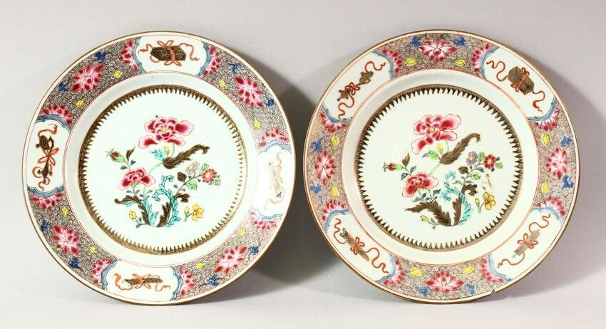 A PAIR OF LATE 19TH CENTURY FAMILLE ROSE PORCELAIN