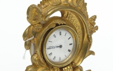 A ROCOCO STYLE GILT BRONZE CASED MANTEL CLOCK, THE MOVEMENT SIGNED THOS. ROBINSON / LONDON 2012, WITH AN ENAMELLED ROMAN NUMRAL DIAL...