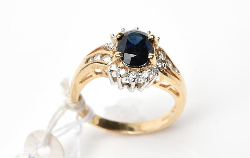 A SAPPHIRE AND DIAMOND CLUSTER RING IN 14CT GOLD, SIZE N