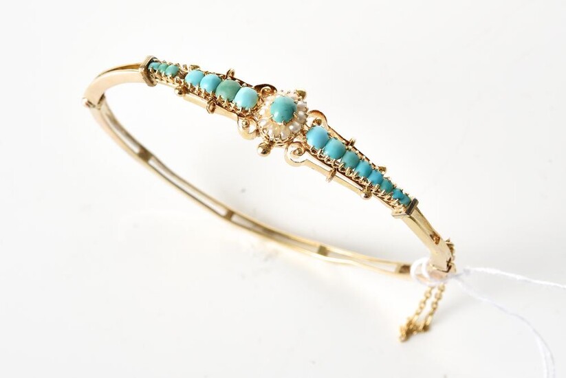 A SEED PEARL AND TURQUOISE BEAD BANGLE IN 9CT GOLD, INNER DIAMETER 60MM, 8.6GMS