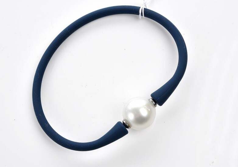 A SOUTH SEA PEARL (14MM) AND NEOPRENE BRACELET IN BLUE