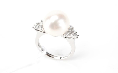 A SOUTH SEA PEARL AND DIAMOND RING IN 18CT WHITE GOLD