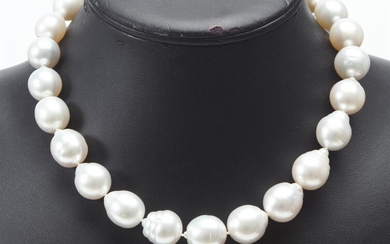 A STRAND OF HIGH LUSTRE BAROQUE SOUTH SEA PEARLS MEASURING 12.5MM TO 15MM, TO A 9CT GOLD BALL CLASP, TOTAL LENGTH 430MM