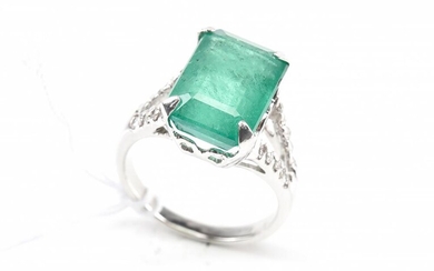 A ZAMBIAN EMERALD AND DIAMOND DRESS RING IN 18CT GOLD, THE EMERALD CUT EMERALD WEIGHING 7.25CTS, WITH FURTHER DIAMOND DETAILS, SIZE...