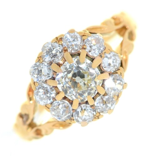 A diamond cluster ring, with old cut diamonds, in gold, 3.7g...