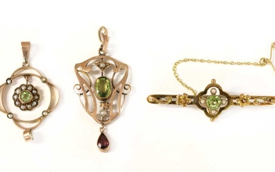 A gold Edwardian peridot and split pearl pendant