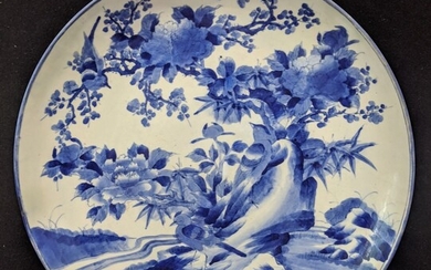 Un grand chargeur japonais bleu et blanc du début du 19ème siècle décoré d'oiseaux, marques...