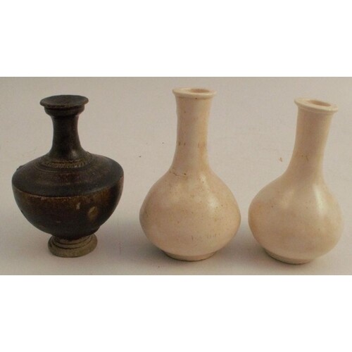 A pair of 18th century Chinese bottle vases, of bulbous form...