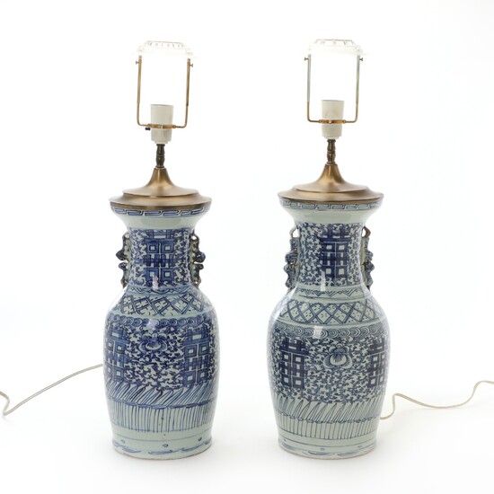 A pair of Chinese blue and white porcelain vases mounted as lamps. Early 20th century. H. excl. the mounting 44 cm. (2)