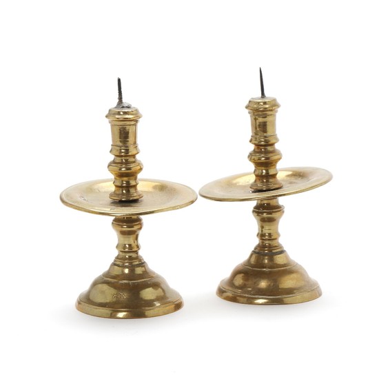 A pair of Flemish 17th-18th century brass candlesticks. H. 17 cm. (2)