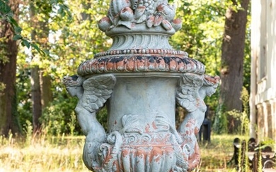 A pair of terracotta urns, 20th century | Paire d'urnes couvertes en terre cuite, travail moderne