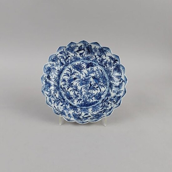 A rare Kangxi period lotus form dish with pencilled decor. (2) - Blue and white - Porcelain - China - Kangxi (1662-1722)