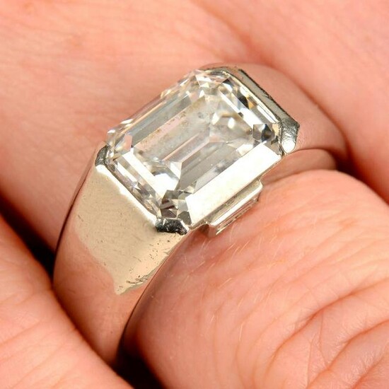 A rectangular-shape diamond 'Lia' ring, by Cartier.With report 15271050, dated 5th September 2006