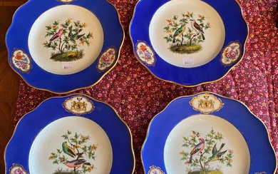 ALLEMAGNE, Meissen Quatre assiettes en porcelaine à décor polychrome au centre d'oiseaux branchés sur tertre....