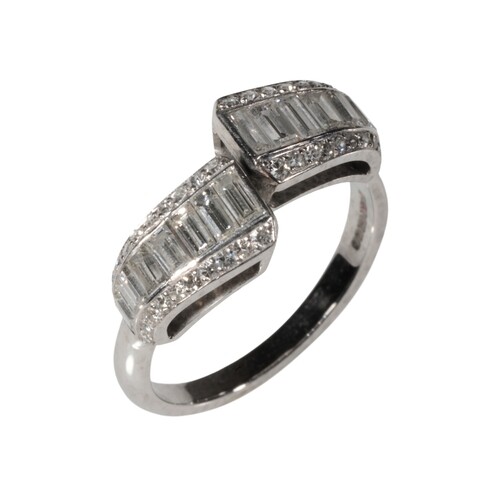 AN ART DECO DIAMOND CLUSTER RING baguette and round-cut diam...