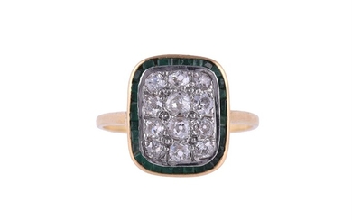 AN EARLY 20TH CENTURY DIAMOND AND EMERALD CLUSTER RING