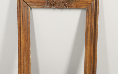 AN EARLY 20TH CENTURY OAK PICTURE FRAME.