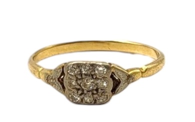 AN EARLY 20TH CENTURY YELLOW METAL AND DIAMOND CLUSTER RING ...