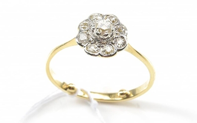 AN EDWARDIAN DIAMOND CLUSTER RING IN 18CT GOLD AND PLATINUM, CIRCA 1910, SIZE O, 2.7GMS