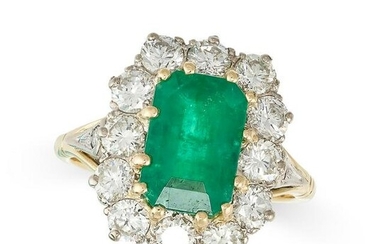 AN EMERALD AND DIAMOND CLUSTER RING Step-cut emerald