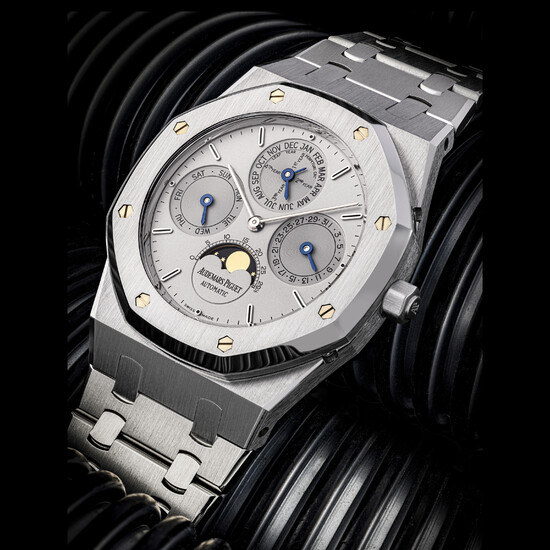 AUDEMARS PIGUET. A RARE STAINLESS STEEL AUTOMATIC PERPETUAL CALENDAR WRISTWATCH WITH MOON PHASES, LEAP YEAR INDICATION AND BRACELET ROYAL OAK QUANTIEME PERPETUAL MODEL, REF. 25820ST