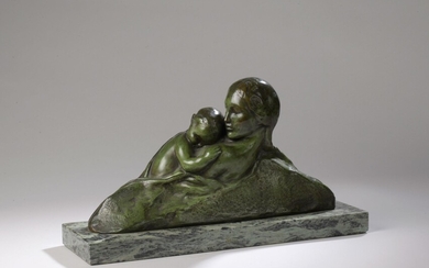 Amadeo GENNARELLI (1881-1943) Maternité Bronze à patine verte. Signé Gennarelli sur le devant. Porte la...