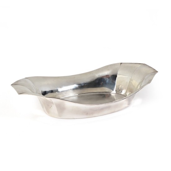 An oval silvered metal bread basket. Marked Ullmann Silver. Weight 321 g. L. 29 cm.