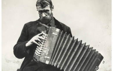 Andre Kertesz (1894-1985), Accordionist, Eztergom (1916)
