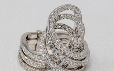 Anello in oro bianco formato da tre anelli in oro bianco intrecciati pavé di brillanti