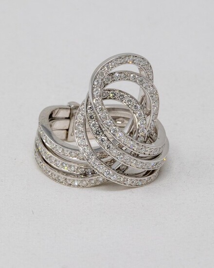 Anello in oro bianco formato da tre anelli in oro bianco intrecciati pavé di brillanti
