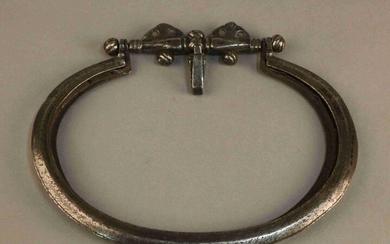 Articulated wrought-iron escarcelle mount with belt attachment hook. 16th century. Width : 25 cm
