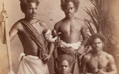 Attribué au studio des Burton Brothers (1868-1898). Photographie en studio d’un groupe d’hommes des îles...