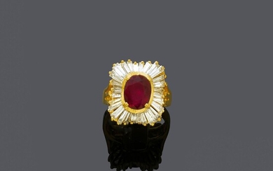 BAGUE RUBIS-DIAMANT.Or jaune 750, 8g.Bague décorative et élégante, sertie d'1 rubis thaï ovale d'env. 2.20...