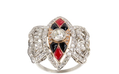 Bague Art Deco, en platine avec or, diamants, agate et corail. Pierre centrale 0,58 carats....