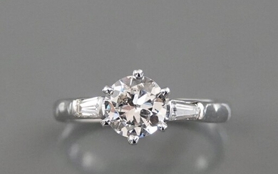 Bague solitaire en or gris, 750 MM, ornée d'un diamant taille brillant pesant 0,90 carat...