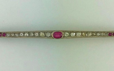 Barrette brooch in 750°/°°gold closed with a ruby shouldered with a drop of TA diamonds and roses, circa 1900 (greyish), l. 8cm, gross weight: 8,05g