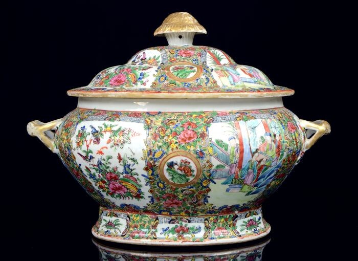 Big terrine - Famille rose - Porcelain - Mandarin scenes - W - 36.5 cm - China, Canton - 19th century