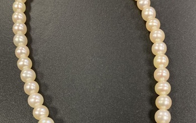 Bracelet de quarante-deux perles de culture ou perles fines choker, le fermoir en or jaune...