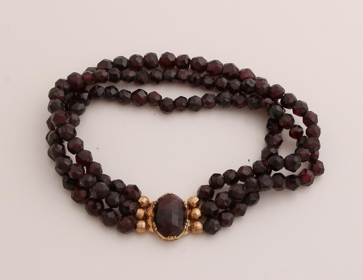 Bracelet with garnet and yellow gold clasp, 585/000.